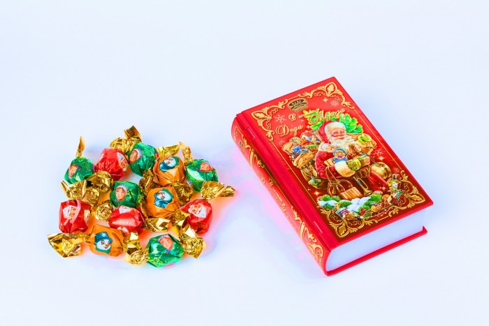  Книга "В ГОСТЯХ У ДЕДА МОРОЗА", 180 Г 